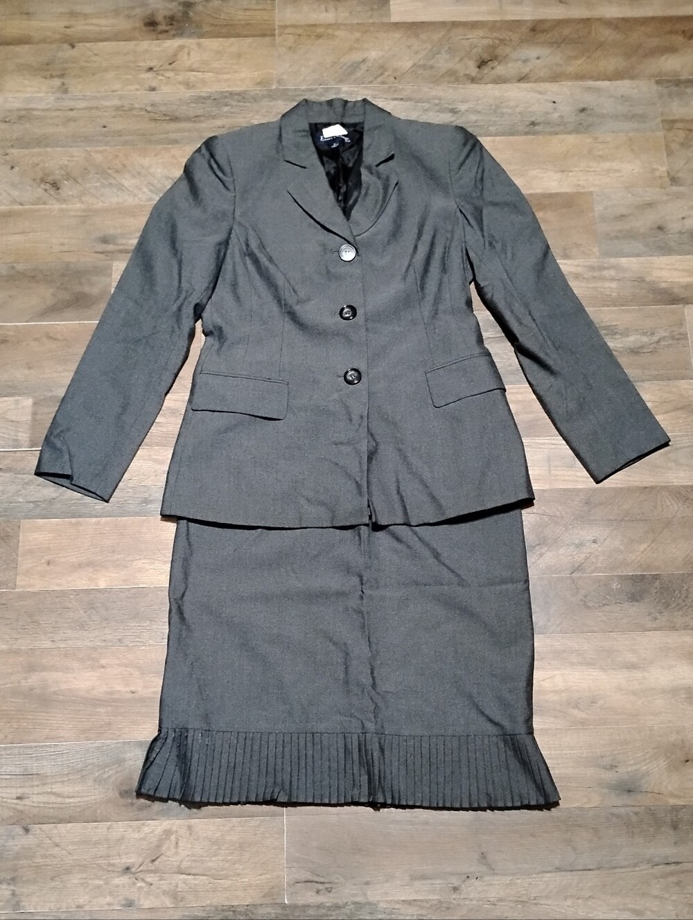 Evan Picone Dark Gray Pleated-Hem Skirt Suit Women's Size: 6
